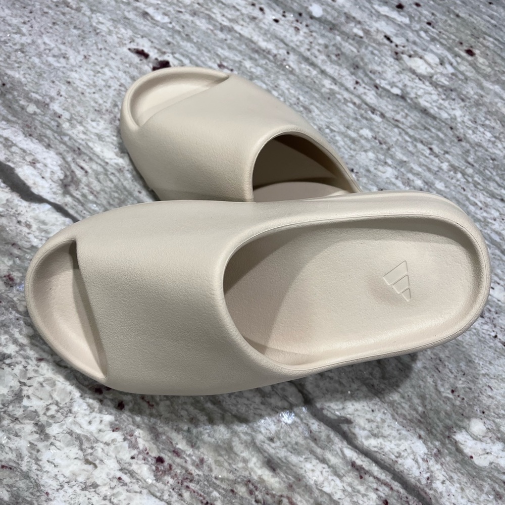 yeezy slides Authentic!